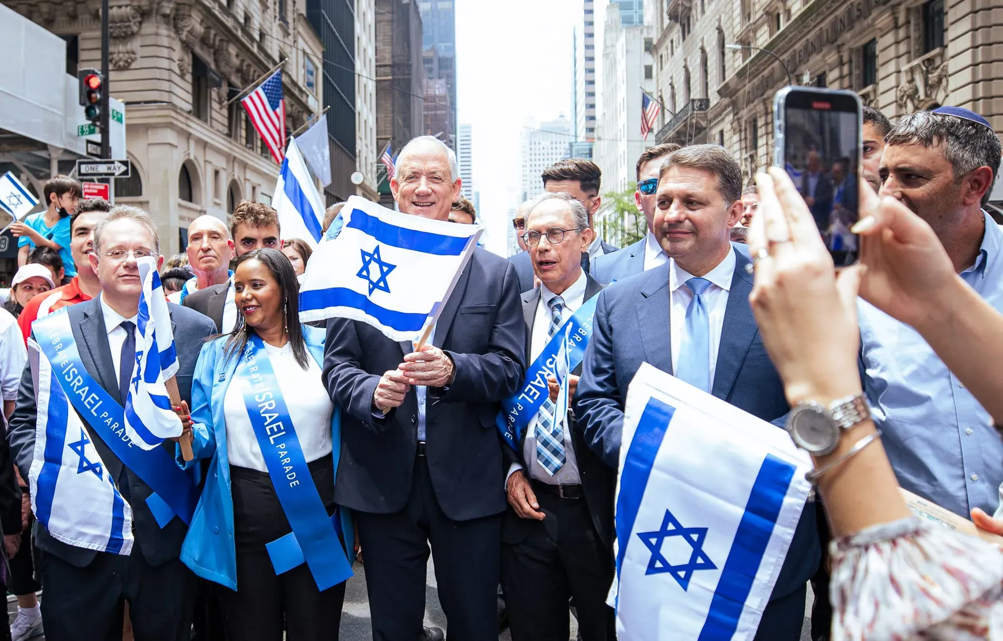 מצעד ברחוב בניו יורק, משתתפים עם דגלי ישראל וסרטים כחולים
