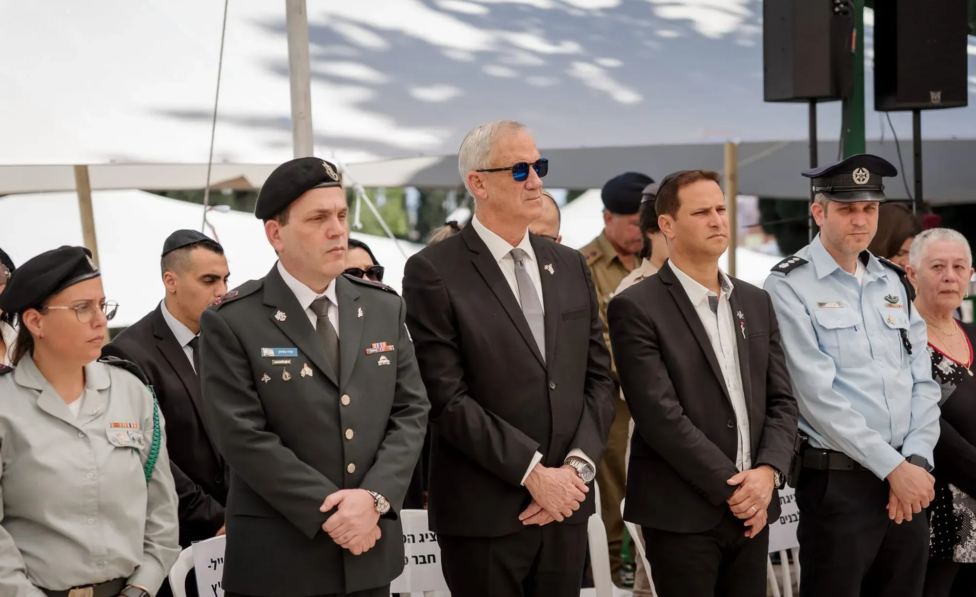 בכירים בצבא ובמשטרה עומדים בטקס חיצוני