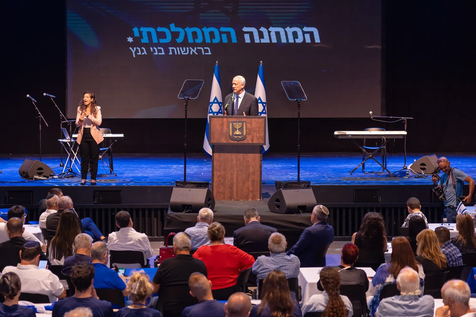 במה גדולה בכנס בהשתתפות קהל רב ושני נואמים
