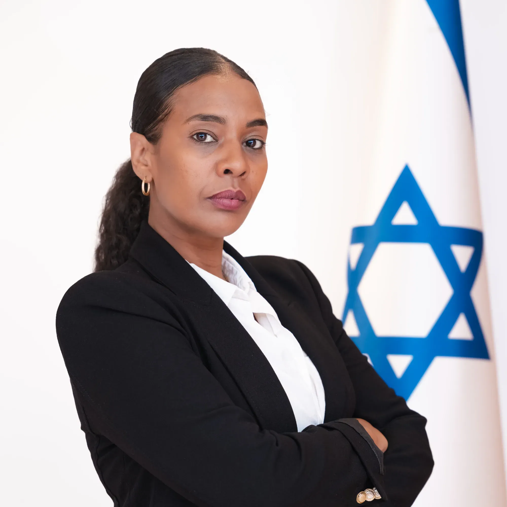 צילום תדמית: דיוקן אישה בחליפה שחורה על רקע דגל ישראל