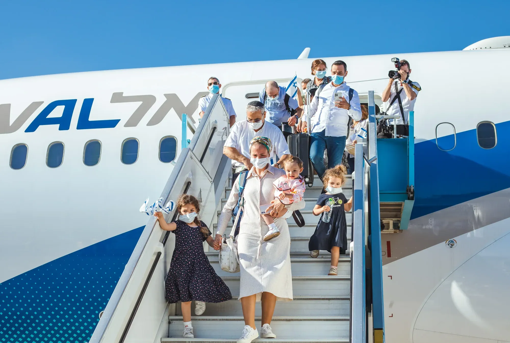 עולים חדשים יורדים בגרם מדרגות ממטוס אל על, משפחות עם ילדים